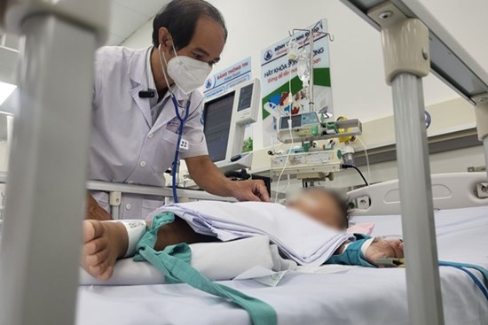 Tay chân miệng căng thẳng: Bác sĩ ám ảnh nhớ lại trận dịch 12 năm trước