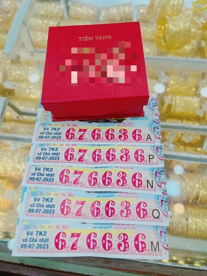 Trúng 5 vé số độc đắc, người phụ nữ chi ngay 2,4 tỷ đồng mua vàng-2