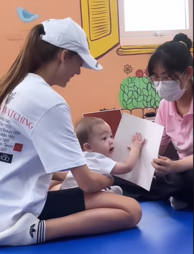 Vợ mẫu Tây của Bùi Tiến Dũng mặt mộc ở nhà chăm con vẫn xinh hết nấc-4