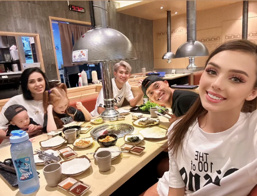 Vợ mẫu Tây của Bùi Tiến Dũng mặt mộc ở nhà chăm con vẫn xinh hết nấc-7