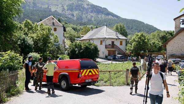 Pháp nỗ lực tìm kiếm bé trai mất tích trên dãy Alps-2