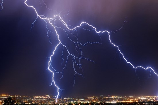 Tại sao không nên đi tắm khi trời có sấm sét?