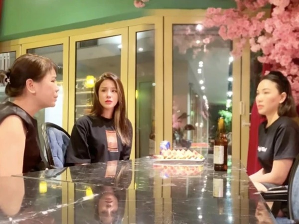 Chân dung mẹ chồng hot nhất MXH hiện nay: Là doanh nhân sở hữu chuỗi xe máy lớn nhất nhì TPHCM, 60 tuổi vẫn trẻ trung, dùng toàn đồ hiệu-1