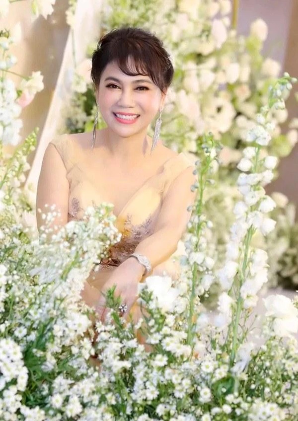Chân dung mẹ chồng hot nhất MXH hiện nay: Là doanh nhân sở hữu chuỗi xe máy lớn nhất nhì TPHCM, 60 tuổi vẫn trẻ trung, dùng toàn đồ hiệu-4