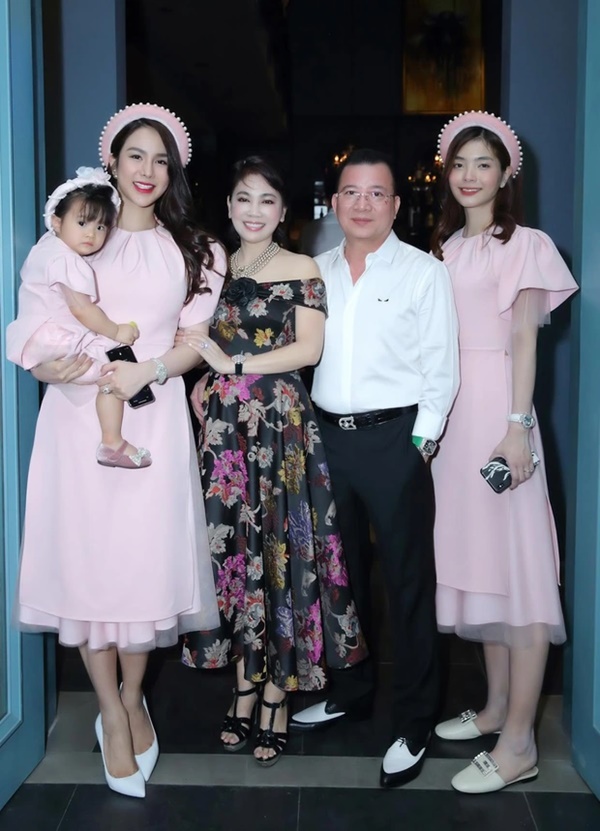 Chân dung mẹ chồng hot nhất MXH hiện nay: Là doanh nhân sở hữu chuỗi xe máy lớn nhất nhì TPHCM, 60 tuổi vẫn trẻ trung, dùng toàn đồ hiệu-5