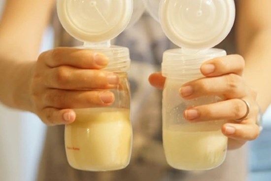 Từ thông tin bé 2 tuổi nhiễm HIV do ăn sữa mẹ đi xin, bác sĩ cảnh báo rủi ro và cách phòng tránh
