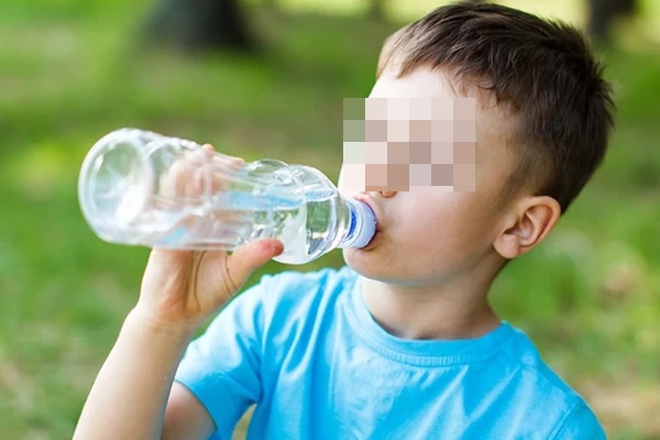 Bé trai 10 tuổi suýt tử vong vì 1 sai lầm khi uống nước-1
