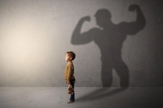 Muốn con lớn lên tự lập và thành công, cha mẹ cần biết cách yếu đuối đúng lúc