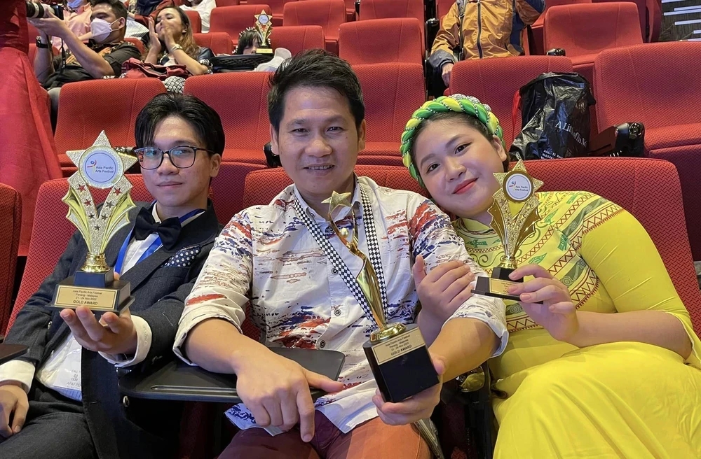 Vua nhạc đỏ vụt sáng nhờ Sao Mai: Lấy vợ đẹp, có 2 biệt thự khủng, của để dành còn quý hơn-11