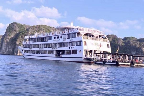 Phát hiện tàu du lịch 5 sao cho khách 