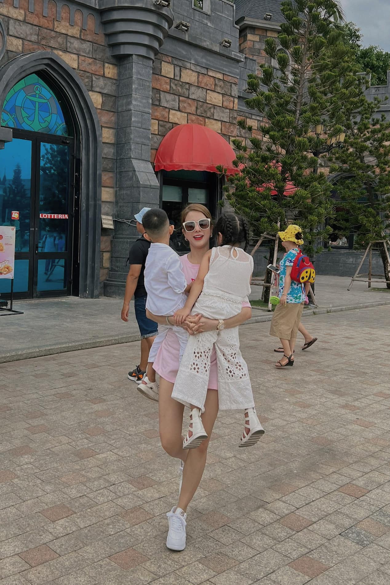 Thay vì đánh chừa khi con ngã, 3 hot mom này lại có cách dạy con cực thông minh-1