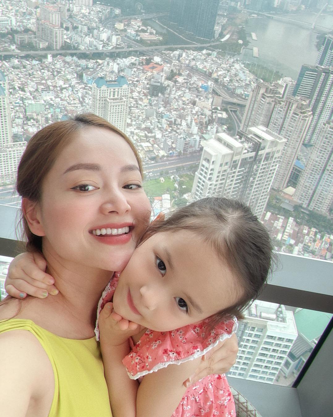 Thay vì đánh chừa khi con ngã, 3 hot mom này lại có cách dạy con cực thông minh-6