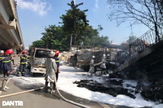 Hà Nội: Cháy dưới gầm cầu vượt Trịnh Văn Bô, 2 ô tô và 3 xe máy bị hư hại-3