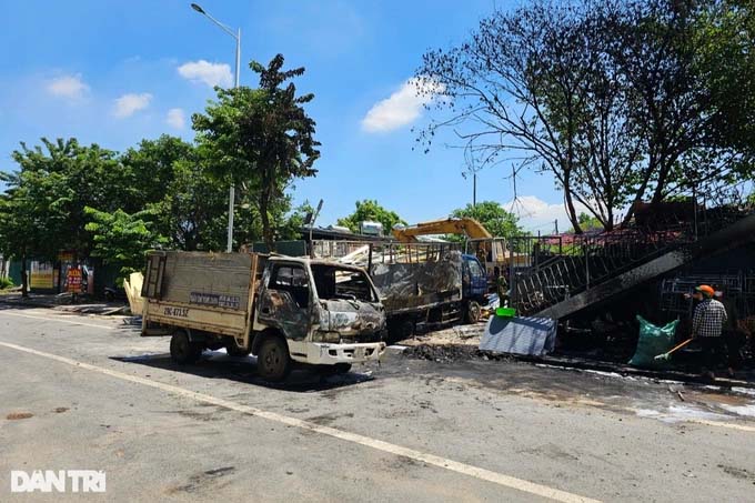 Hà Nội: Cháy dưới gầm cầu vượt Trịnh Văn Bô, 2 ô tô và 3 xe máy bị hư hại-2