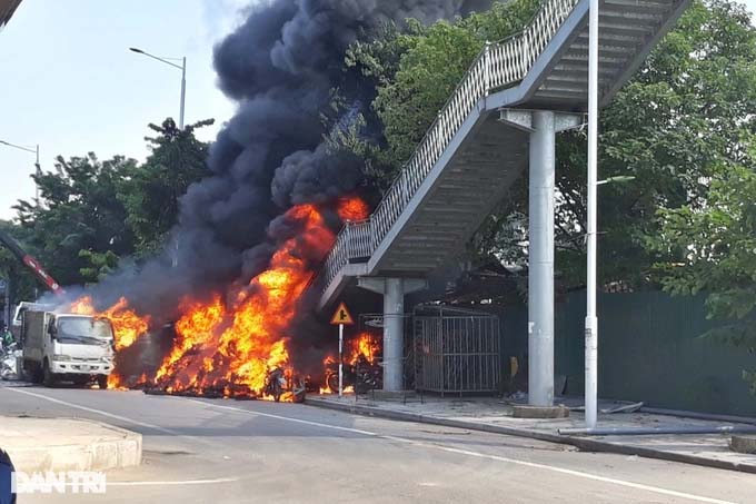 Hà Nội: Cháy dưới gầm cầu vượt Trịnh Văn Bô, 2 ô tô và 3 xe máy bị hư hại-1