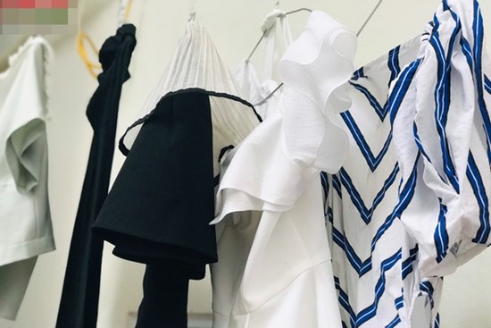 Mẹo vặt: Cách giặt quần áo bằng máy tại nhà thơm lâu như ngoài tiệm