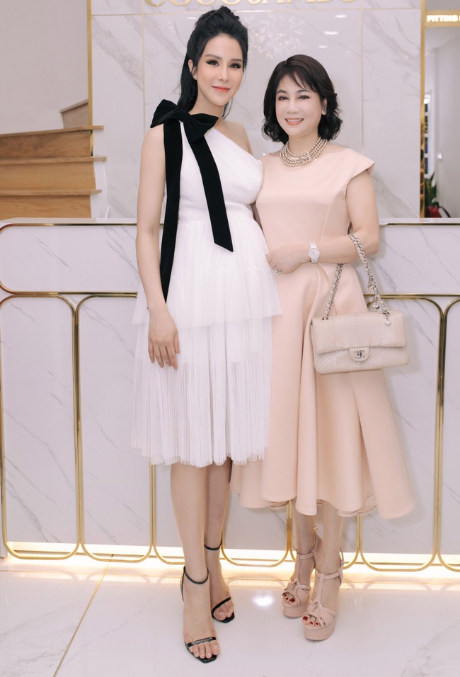 Những bà mẹ chồng quyền lực của mỹ nhân Việt: Diệp Lâm Anh cũng chưa được cưng chiều bằng nàng Hậu này-1