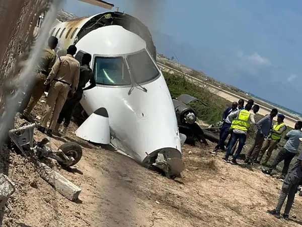 Khoảnh khắc máy bay Somalia chệch khỏi đường băng, mất kiểm soát vỡ tan tành gây hoảng loạn ngày 11/7-2