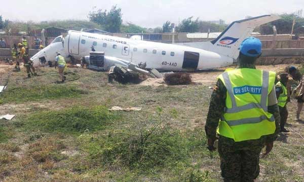 Khoảnh khắc máy bay Somalia chệch khỏi đường băng, mất kiểm soát vỡ tan tành gây hoảng loạn ngày 11/7-3