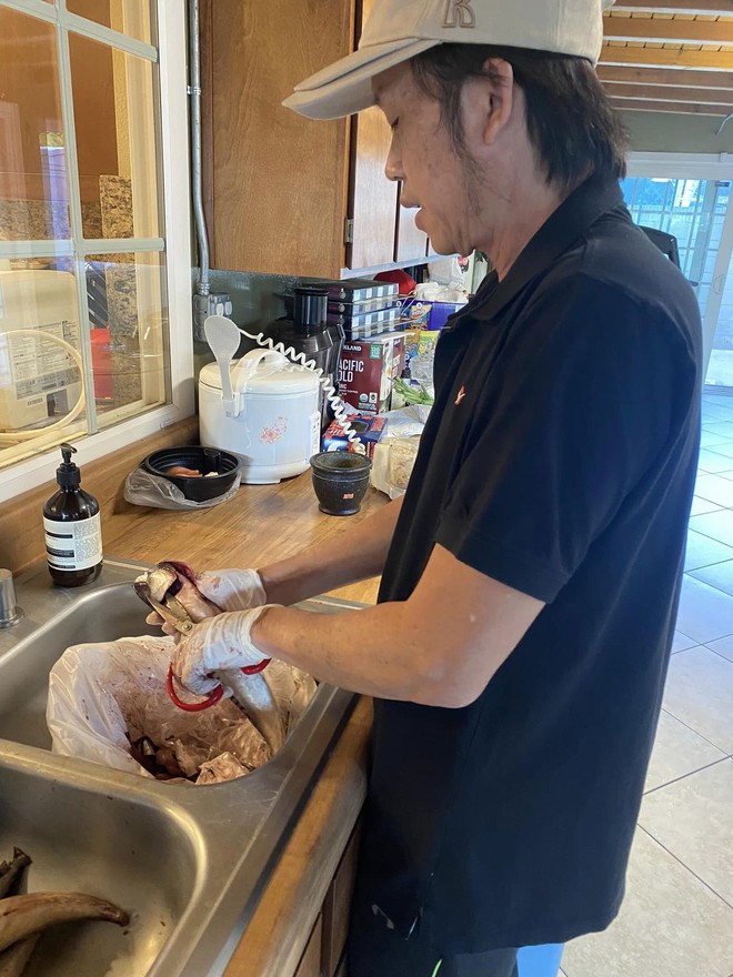 NS Hoài Linh đến viếng cố NS Chí Tài ở Mỹ, tự tay làm 1 việc đặc biệt cho ca sĩ Phương Loan-2