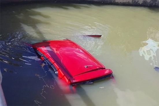 Cứu tài xế mắc kẹt trong xe con khi bị rơi xuống kênh nước