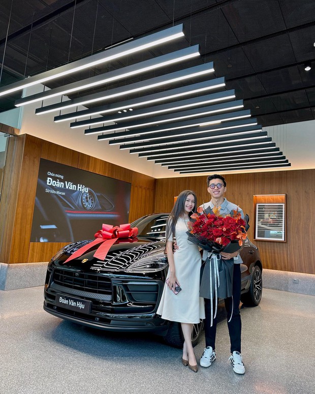 Đoàn Văn Hậu bước lên xe sang sau giờ làm, phong thái hệt tổng tài-2