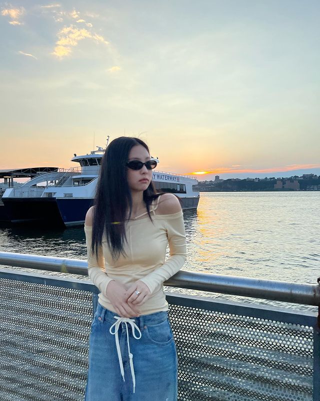 10 set đồ đơn giản mà hút mắt của Jennie (BLACKPINK)-2