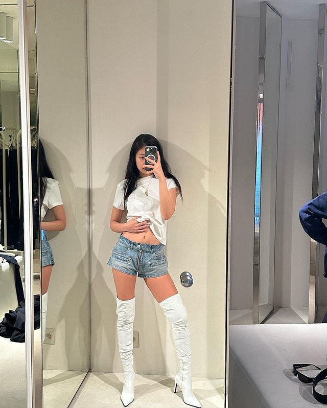10 set đồ đơn giản mà hút mắt của Jennie (BLACKPINK)-5