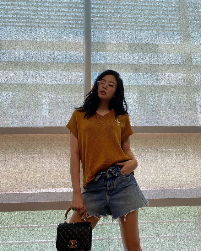 10 set đồ đơn giản mà hút mắt của Jennie (BLACKPINK)-9