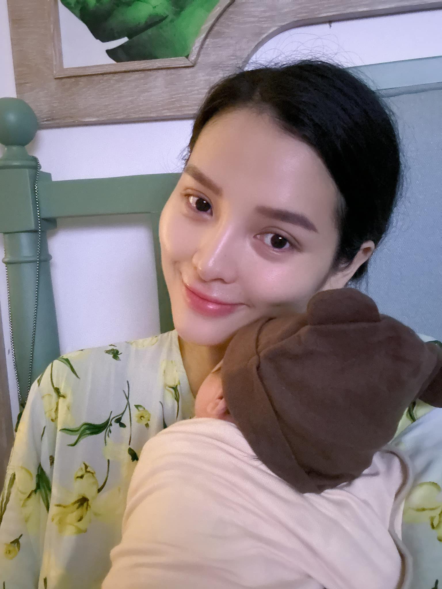 Phương Trinh Jolie than mệt vì hút sữa cho con liên tục bất kể ngày đêm trong thời gian ở cữ-1