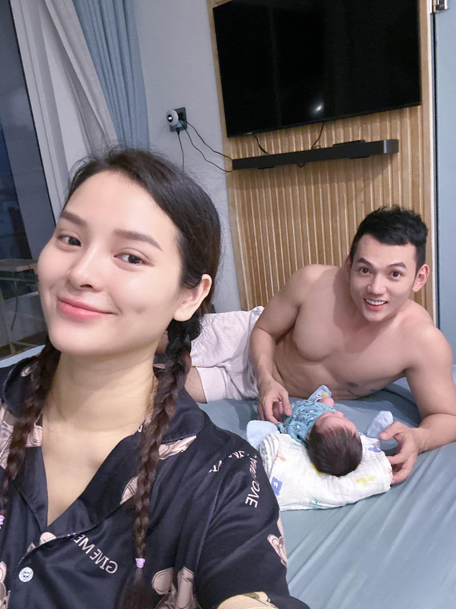 Phương Trinh Jolie than mệt vì hút sữa cho con liên tục bất kể ngày đêm trong thời gian ở cữ-3