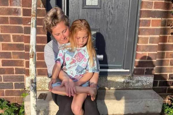 Clip: Vợ ghi được cảnh xe ô tô của chồng bị sét đánh trúng trên đường-1