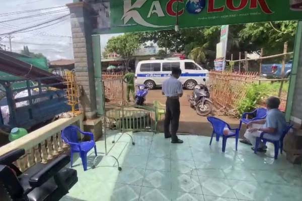 Dừng xe mua vịt quay bên đường, cô gái bất ngờ bị giật điện thoại-1