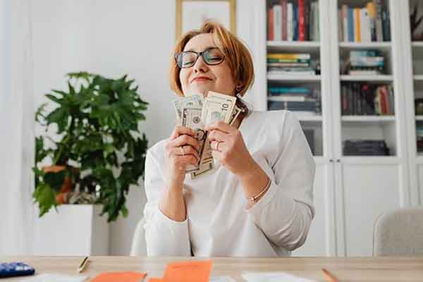 Được phi công trẻ yêu chiều tới bến, vợ đòi ly hôn chồng giám đốc để... làm lại cuộc đời-1