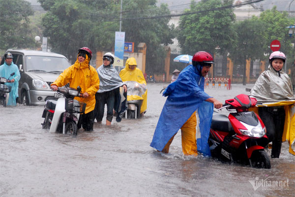 Áp thấp nhiệt đới vào Biển Đông, 2 kịch bản khi mạnh lên thành bão-2