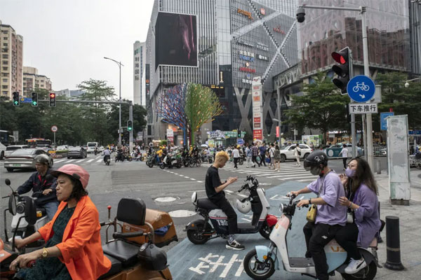 Cộng đồng mạng giật mình vì trào lưu đi xe lăn điện ở Trung Quốc: Bất ngờ khi biết nguyên nhân-1