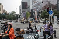 Cộng đồng mạng 'giật mình' vì trào lưu đi xe lăn điện ở Trung Quốc: Bất ngờ khi biết nguyên nhân