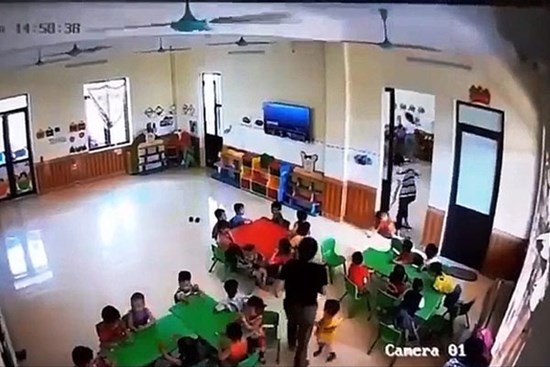 Đình chỉ công tác cô giáo mầm non hành hung trẻ tại Ninh Bình