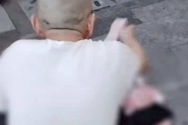 Mang hơn 2 tỷ đồng tiền tiết kiệm ra đường phân phát để vơi nỗi buồn mất vợ-1