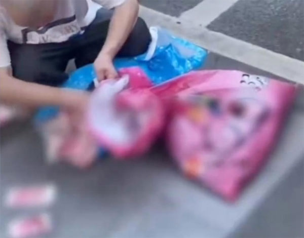 Mang hơn 2 tỷ đồng tiền tiết kiệm ra đường phân phát để vơi nỗi buồn mất vợ-2