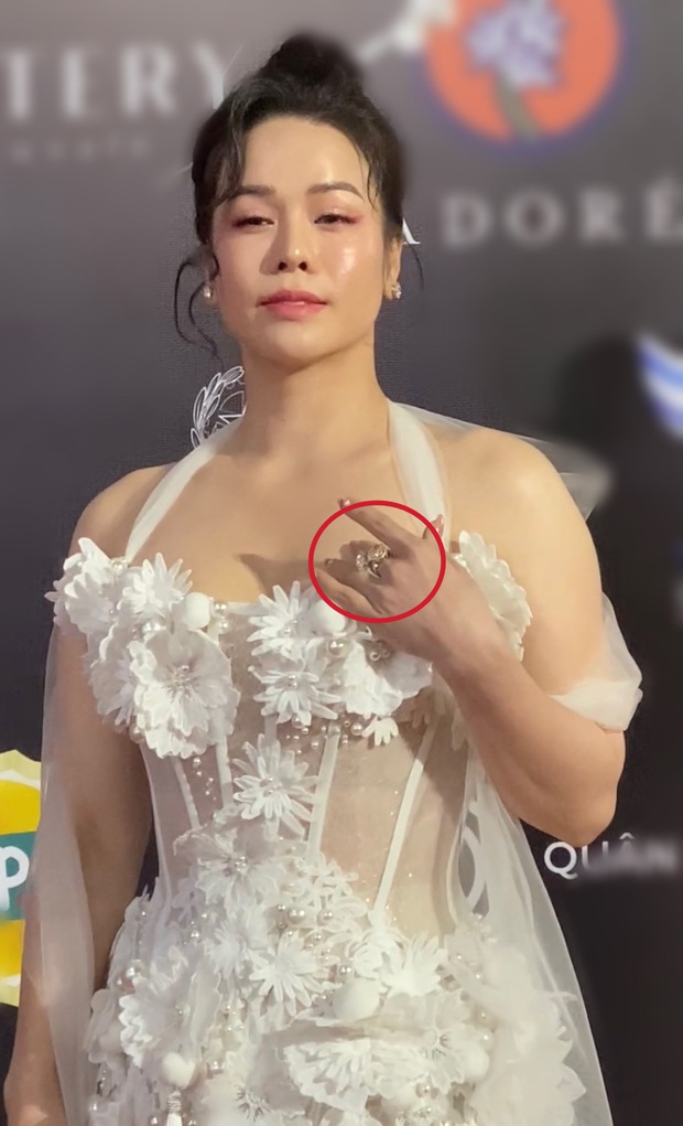 Sau khi vướng tin chuẩn bị kết hôn, Nhật Kim Anh lộ diện với nhẫn kim cương khủng tại sự kiện-2