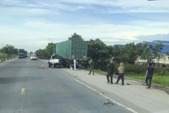 Tai nạn kinh hoàng giữa xe bán tải và container, 5 người thương vong