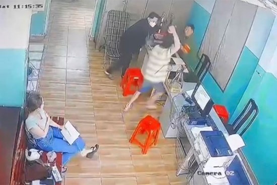 TP HCM: Truy tìm người đàn ông xông vào trụ sở tấn công công an phường