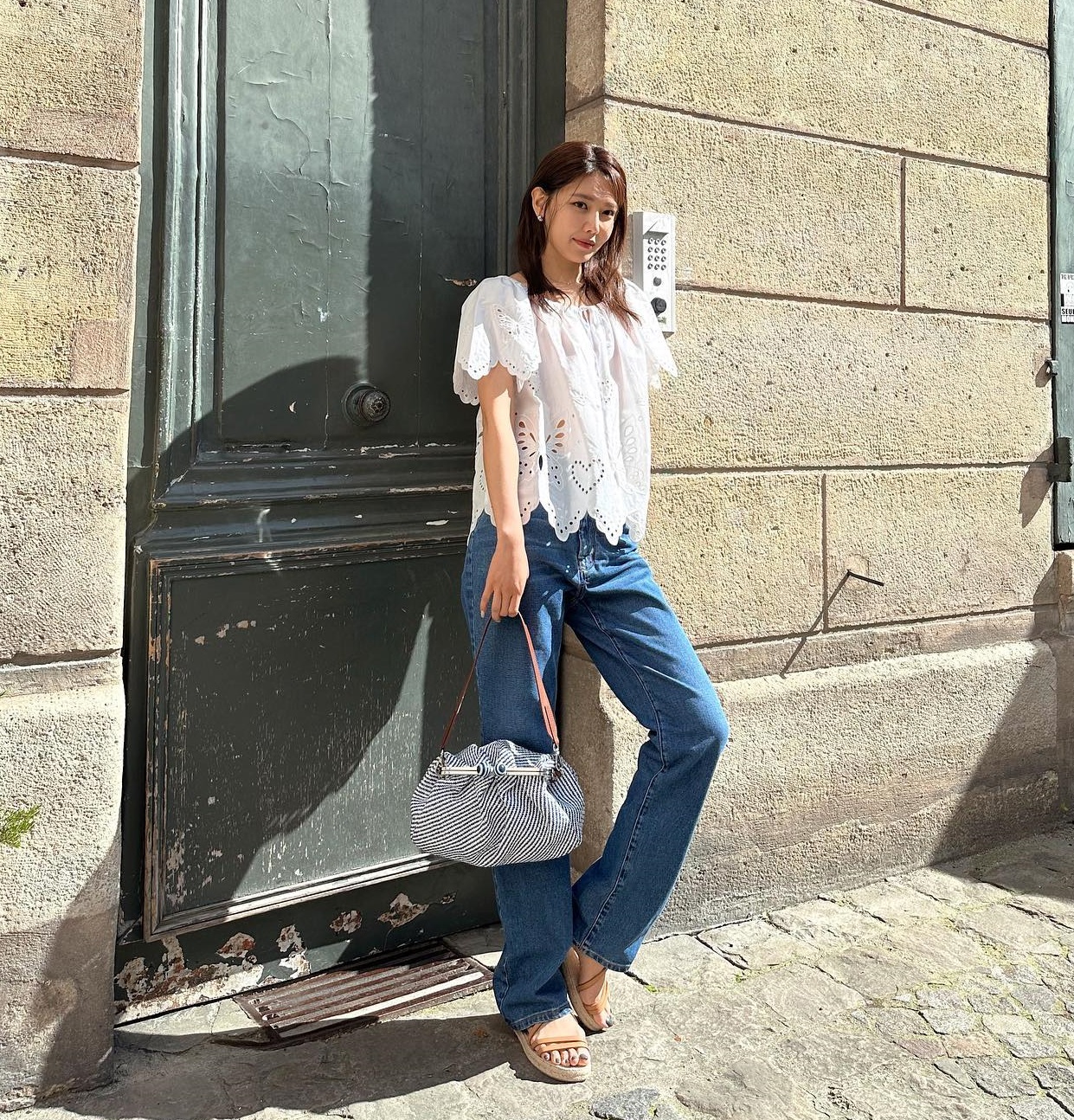 10 cách mặc quần jeans ống rộng chuẩn sành điệu-7