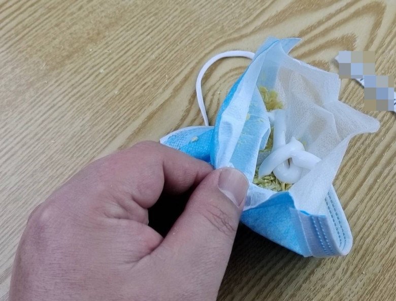Bỏ khẩu trang vào bồn cầu, cả tháng không cọ rửa cũng chẳng bẩn, không có mùi hôi-3
