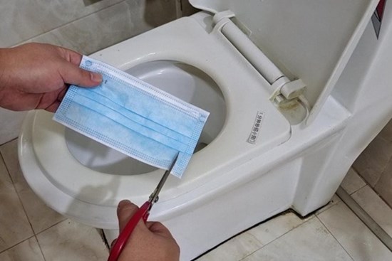 Bỏ khẩu trang vào bồn cầu, cả tháng không cọ rửa cũng chẳng bẩn, không có mùi hôi