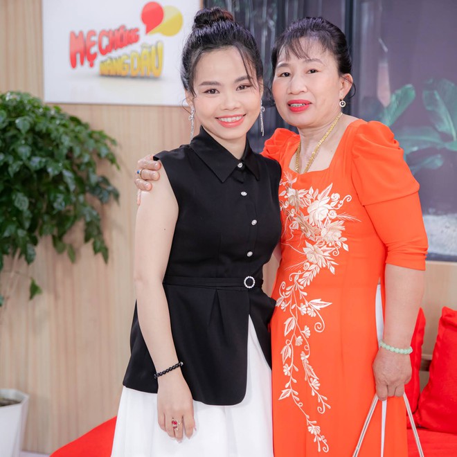 Con dâu lỡ ăn cơm trước kẻng, mẹ chồng đem 5 cây vàng, 600 triệu qua đón rước-1