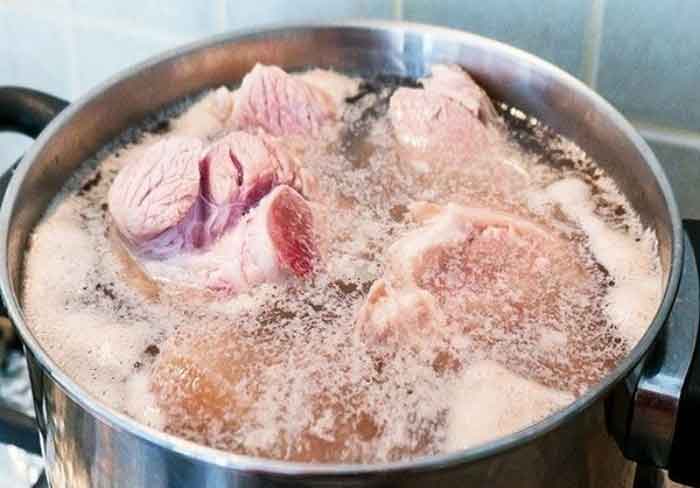 Nước luộc thịt sủi bọt có phải do lợn nhiễm hóa chất?-1