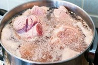 Nước luộc thịt sủi bọt có phải do lợn nhiễm hóa chất?