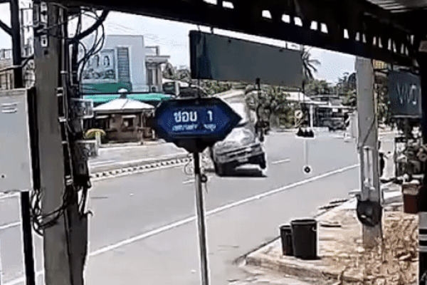 Clip: Lao như tên bắn, xe tải mất lái đâm thẳng vào cột điện